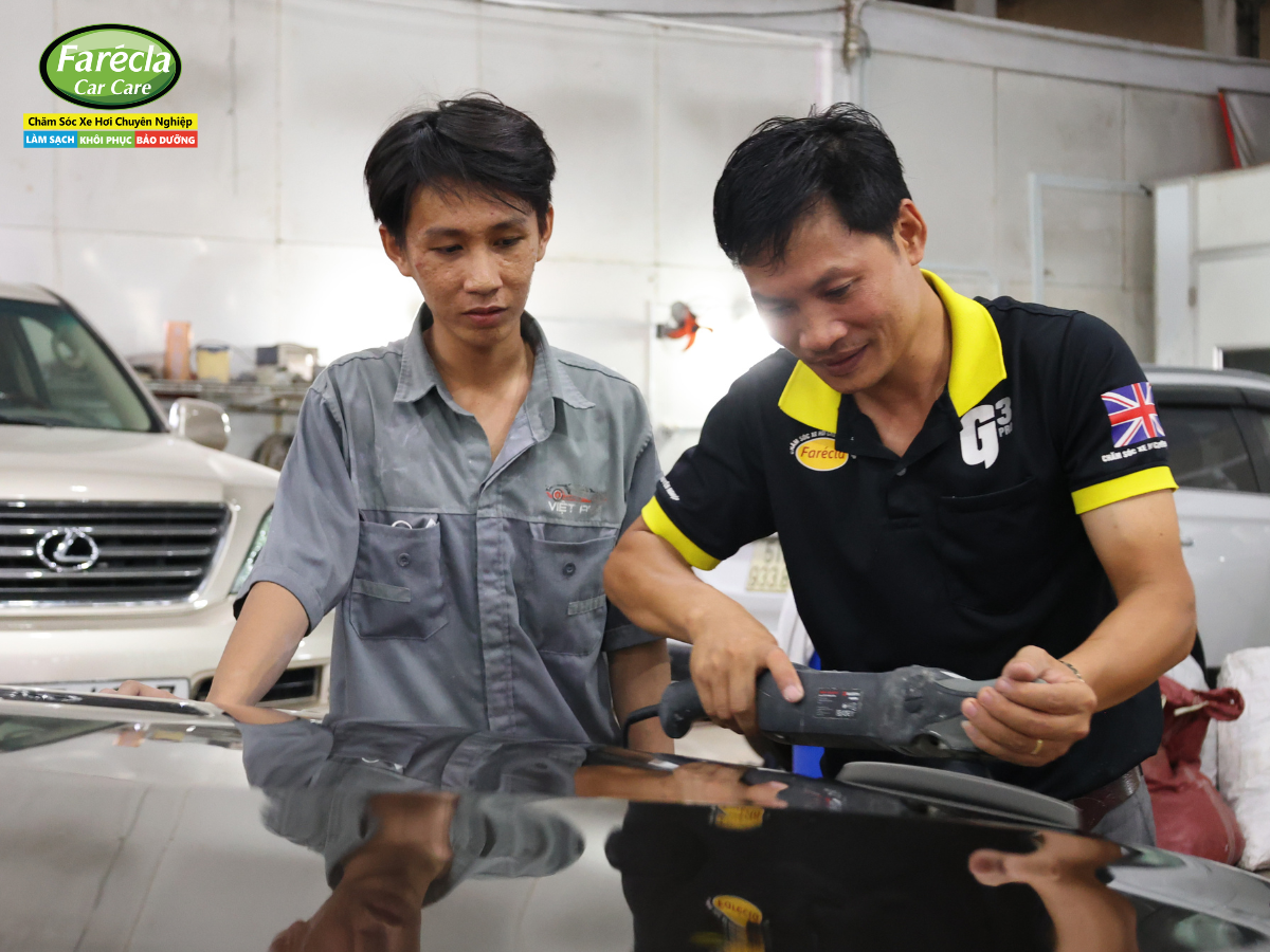 Hình ảnh nhân viên Farécla hỗ trợ hướng dẫn sử dụng sản phẩm 